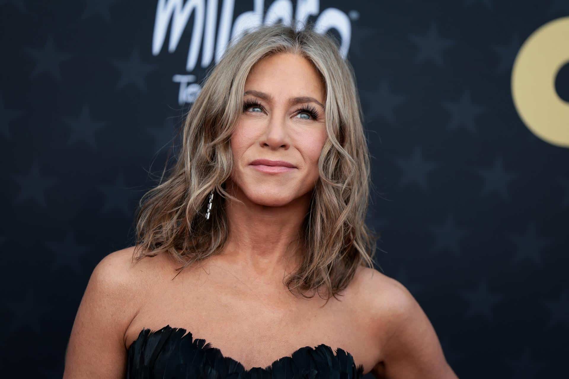 Fotografía de archivo del 14 de enero de 2024 de la actriz estadounidense Jennifer Aniston durante la edición 29 de los premios Critics Choice en el Barker Hangar en Santa Monica, California (EE.UU.). EFE/Allison Dinner