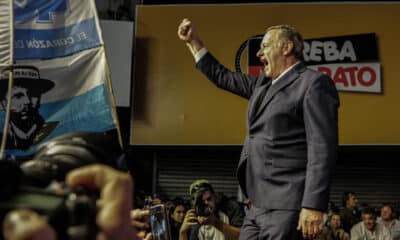 El candidato a la presidencia de Uruguay por el oficialista Partido Nacional, Álvaro Delgado, habla durante el acto de cierre de campaña, este 22 de octubre de 2024 en Las Piedras (Uruguay). EFE/ Gastón Britos