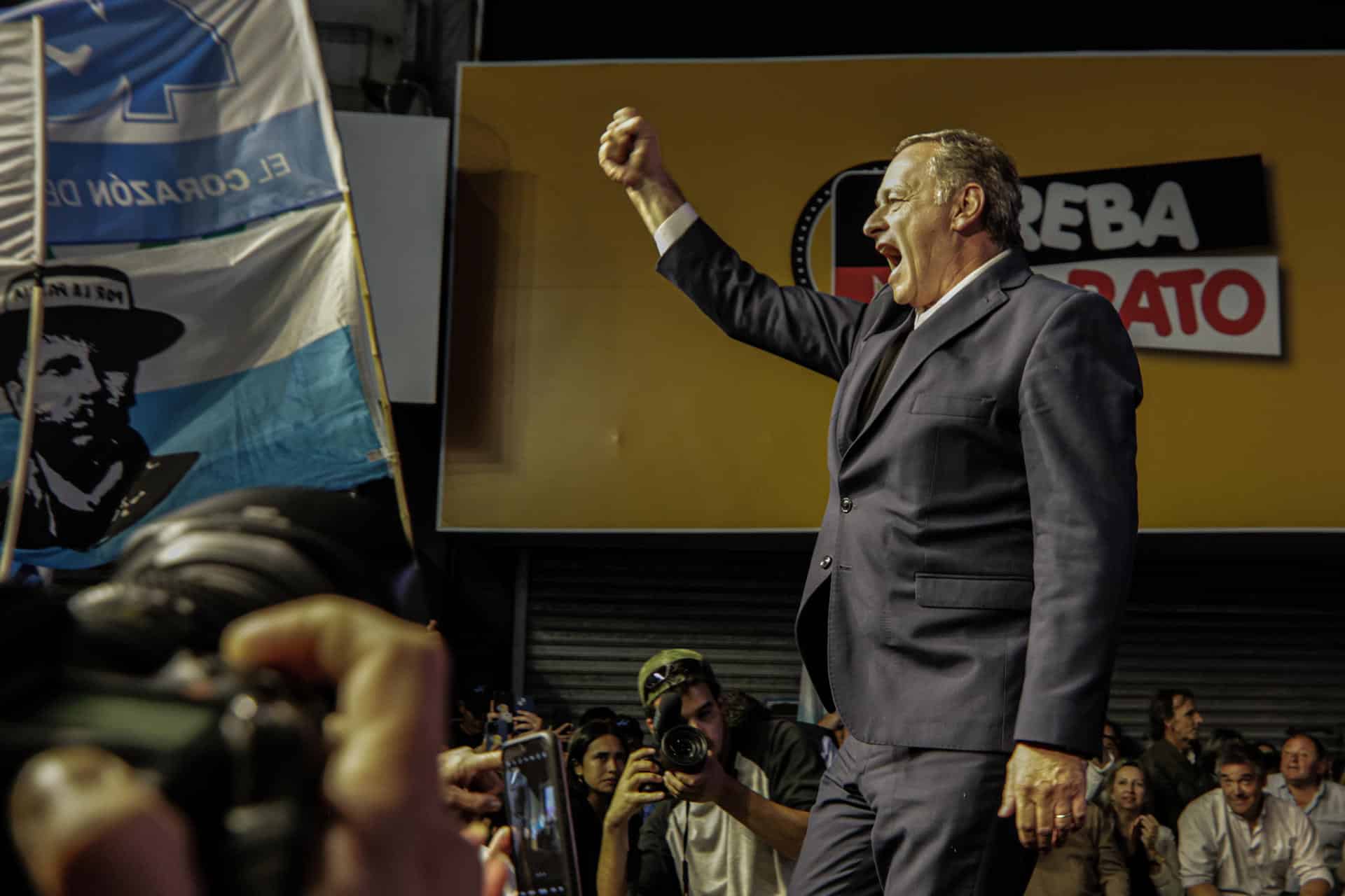 El candidato a la presidencia de Uruguay por el oficialista Partido Nacional, Álvaro Delgado, habla durante el acto de cierre de campaña, este 22 de octubre de 2024 en Las Piedras (Uruguay). EFE/ Gastón Britos