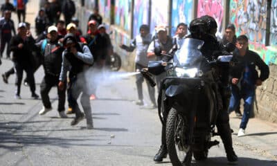 Un policía rocía gas pimienta durante una jornada protestas de conductores del transporte público este miércoles, en La Paz (Bolivia). EFE/ Luis Gandarillas