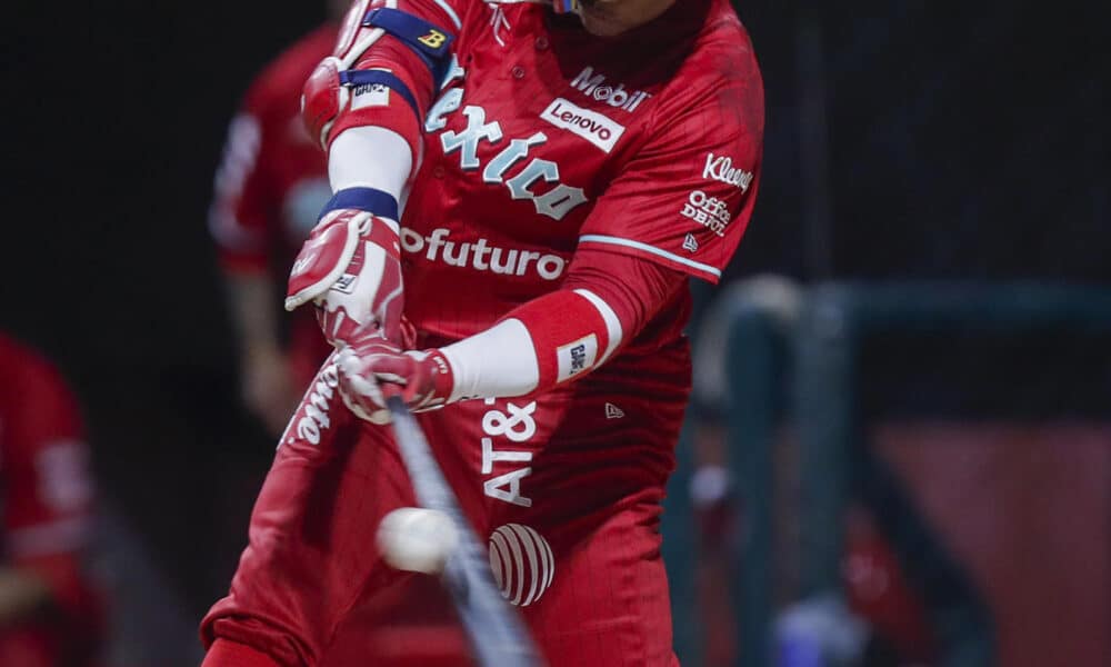 El bateador de los Diablos Rojos, Robinson Canó en acción durante un juego en el estadio Alfredo Harp Helú, en la Ciudad de México (México). EFE/ Isaac Esquivel