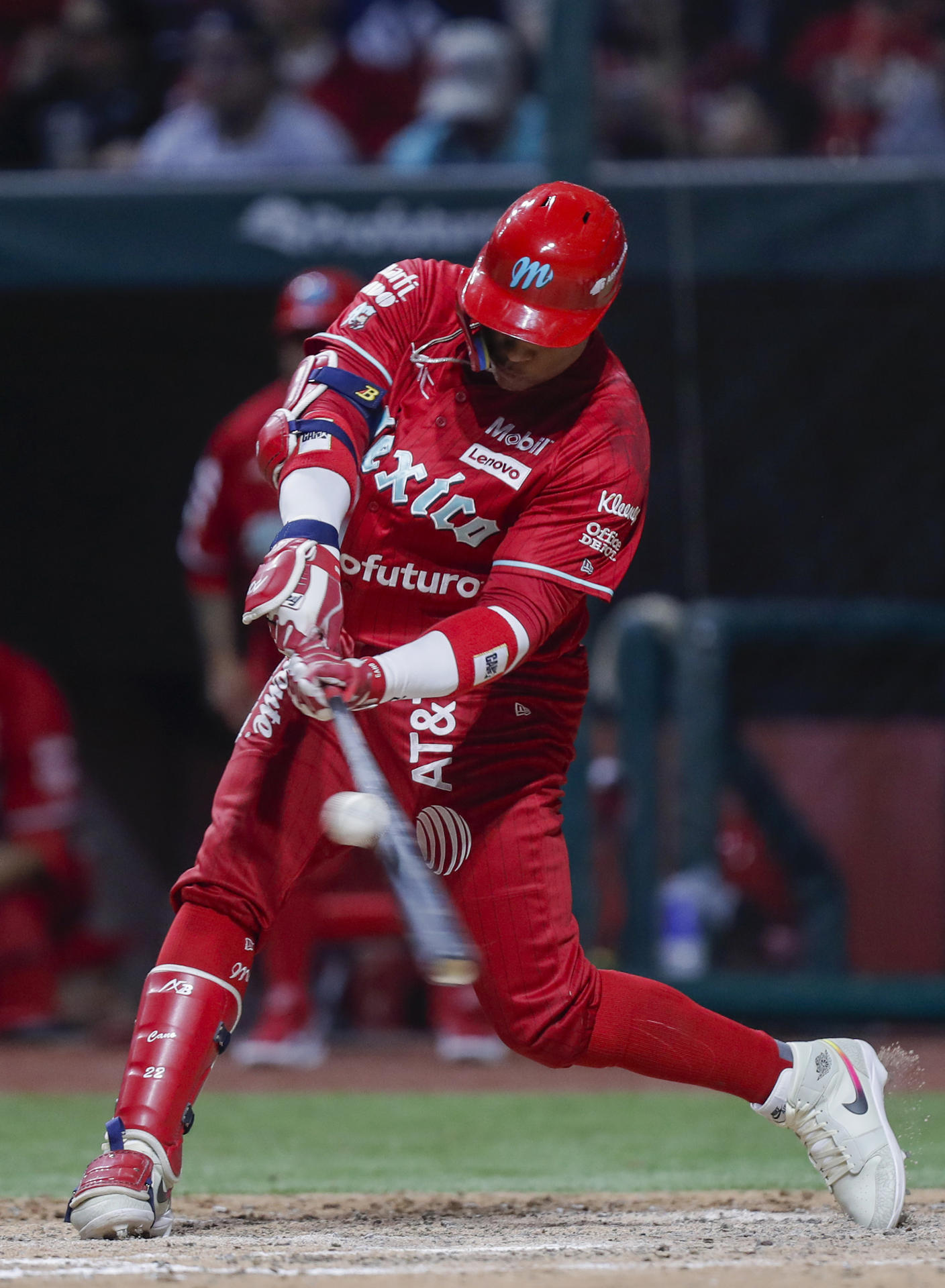 El bateador de los Diablos Rojos, Robinson Canó en acción durante un juego en el estadio Alfredo Harp Helú, en la Ciudad de México (México). EFE/ Isaac Esquivel