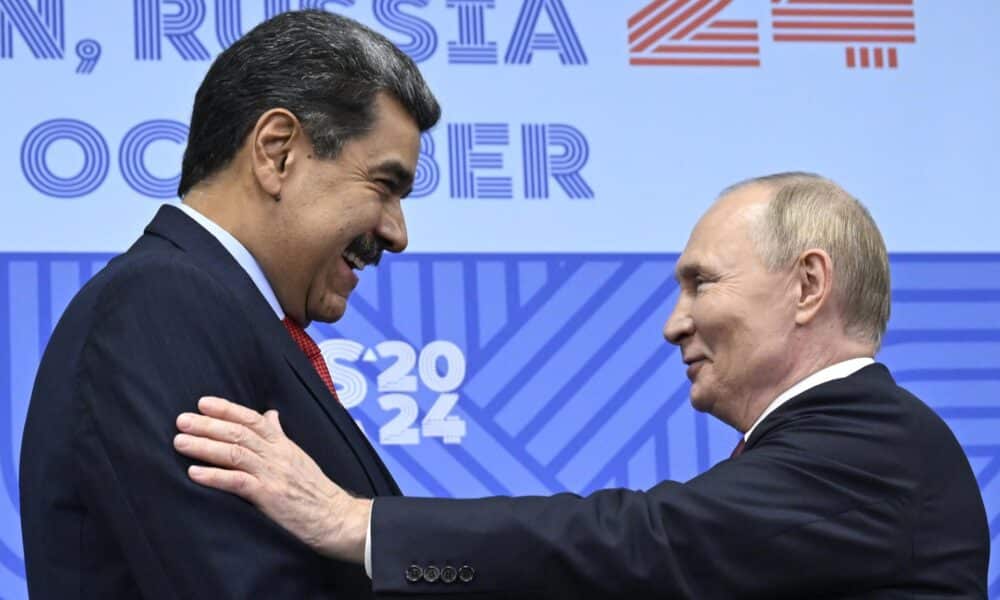 El presidente ruso, Vladimir Putin (derecha), da la bienvenida al presidente de Venezuela, Nicolás Maduro, antes de su reunión al margen de la cumbre BRICS en Kazán, Rusia, el 23 de octubre de 2024. La cumbre de los BRICS se celebrará del 22 al 24 de octubre (Rusia) EFE/EPA/ALEXANDER NEMENOV / POOL