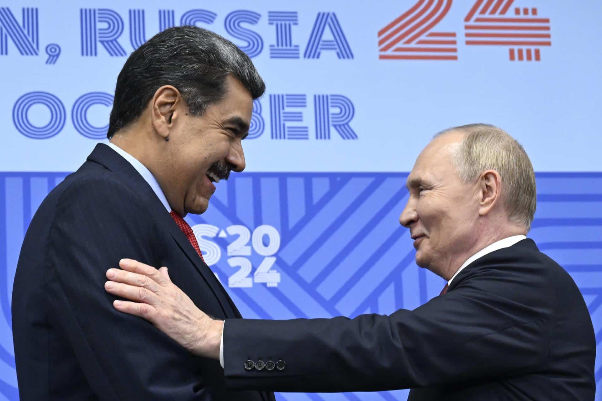 El presidente ruso, Vladimir Putin (derecha), da la bienvenida al presidente de Venezuela, Nicolás Maduro, antes de su reunión al margen de la cumbre BRICS en Kazán, Rusia, el 23 de octubre de 2024. La cumbre de los BRICS se celebrará del 22 al 24 de octubre (Rusia) EFE/EPA/ALEXANDER NEMENOV / POOL