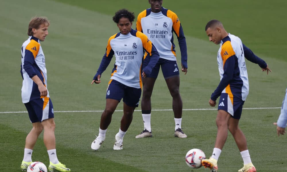 Los jugadores del Real Madrid, Luka Modric (i), Endrick (2i), Ferlan Mendy (2d) y Kylian Mbappé (d) durante el entrenamiento del equipo este viernes en la ciudad Deportiva de Valdebebas en Madrid antes de su enfrentamiento liguero de mañana contra el FC Barcelona. EFE/ Javier Lizón