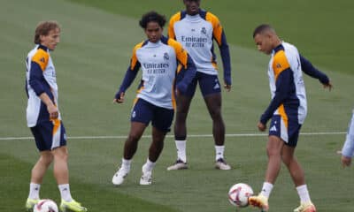 Los jugadores del Real Madrid, Luka Modric (i), Endrick (2i), Ferlan Mendy (2d) y Kylian Mbappé (d) durante el entrenamiento del equipo este viernes en la ciudad Deportiva de Valdebebas en Madrid antes de su enfrentamiento liguero de mañana contra el FC Barcelona. EFE/ Javier Lizón