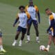 Los jugadores del Real Madrid, Luka Modric (i), Endrick (2i), Ferlan Mendy (2d) y Kylian Mbappé (d) durante el entrenamiento del equipo este viernes en la ciudad Deportiva de Valdebebas en Madrid antes de su enfrentamiento liguero de mañana contra el FC Barcelona. EFE/ Javier Lizón