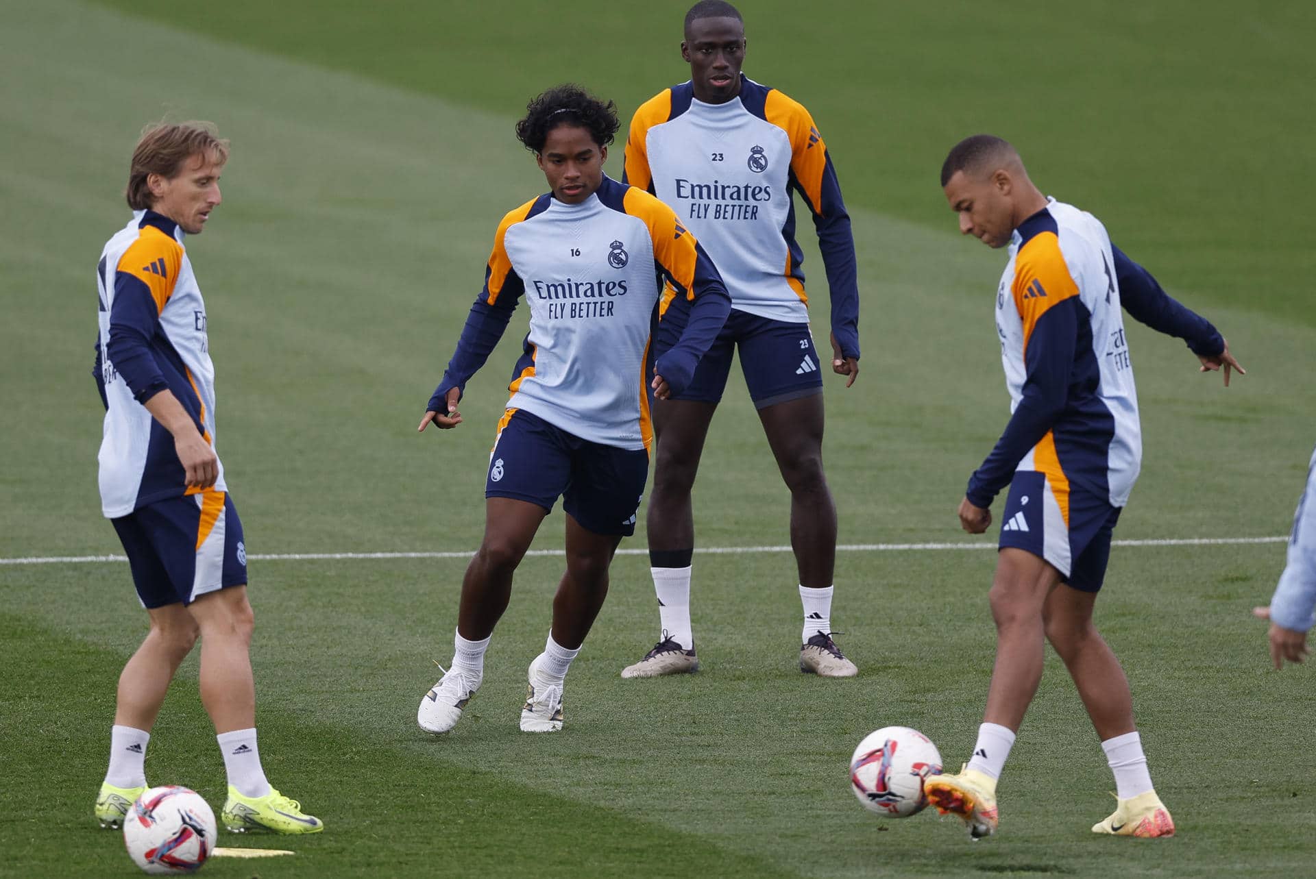 Los jugadores del Real Madrid, Luka Modric (i), Endrick (2i), Ferlan Mendy (2d) y Kylian Mbappé (d) durante el entrenamiento del equipo este viernes en la ciudad Deportiva de Valdebebas en Madrid antes de su enfrentamiento liguero de mañana contra el FC Barcelona. EFE/ Javier Lizón