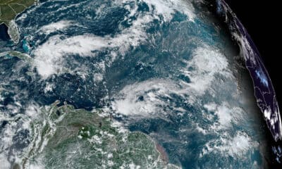 Fotografía satelital cedida por la Oficina Nacional de Administración Oceánica y Atmosférica (NOAA) a través del Centro Nacional de Huracanes (NHC) estadounidense donde se muestra la localización de la tormenta tropical Oscar este lunes, en el Atlántico. EFE/NOAA-NHC