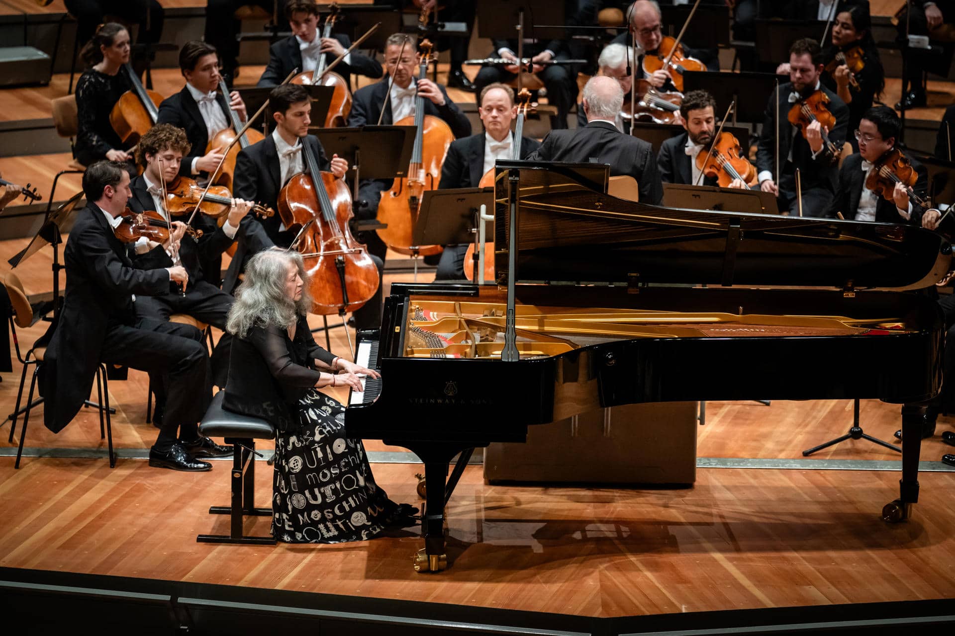 Un concierto ofrecido en la Orquesta Filarmónica de Berlín por la pianista argentina Martha Argerich y el director argentino-israelí Daniel Barenboim ha sido definido como un "regalo de otoño" por la prensa local en alusión a la edad de los dos músicos, ambos octogenarios. EFE/Filarmónica de Berlín / Stephan Rabold -SOLO USO EDITORIAL/SOLO DISPONIBLE PARA ILUSTRAR LA NOTICIA QUE ACOMPAÑA (CRÉDITO OBLIGATORIO)-