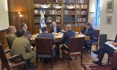 El primer ministro israelí, Benjamín Netanyahu (c), y el presidente estadounidense, Joe Biden, mantuvieron este miércoles una llamada telefónica "directa y productiva". La oficina de Netanyahu difundió esta foto en la que se puede ver al primer ministro con su equipo durante la conversación con Biden. EFE/Oficina del primer ministro de Israel