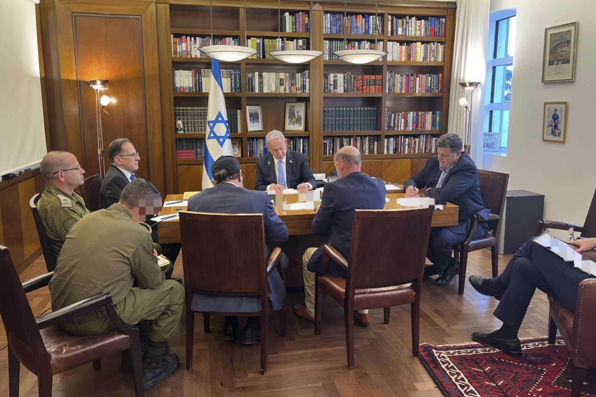 El primer ministro israelí, Benjamín Netanyahu (c), y el presidente estadounidense, Joe Biden, mantuvieron este miércoles una llamada telefónica "directa y productiva". La oficina de Netanyahu difundió esta foto en la que se puede ver al primer ministro con su equipo durante la conversación con Biden. EFE/Oficina del primer ministro de Israel