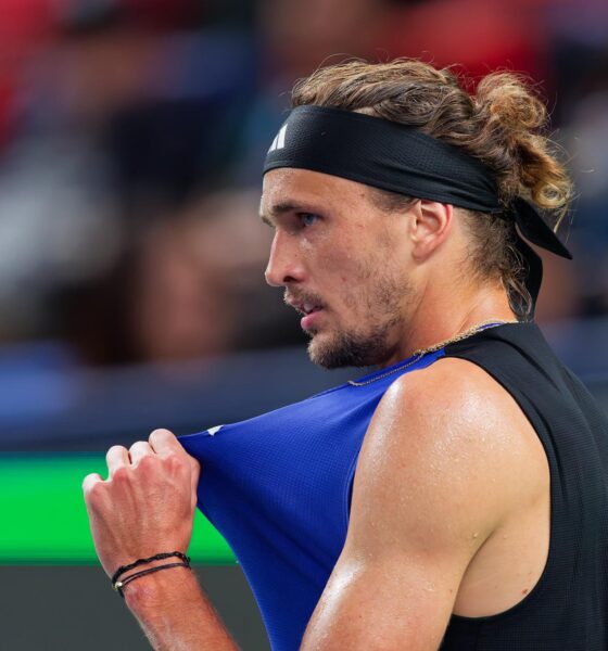 El tenista alemán Alexander Zverev festicula durante su partido ante el italiano Mattia Bellucci en el Shanghai Masters en Shanghai, China. EFE/EPA/ALEX PLAVEVSKI