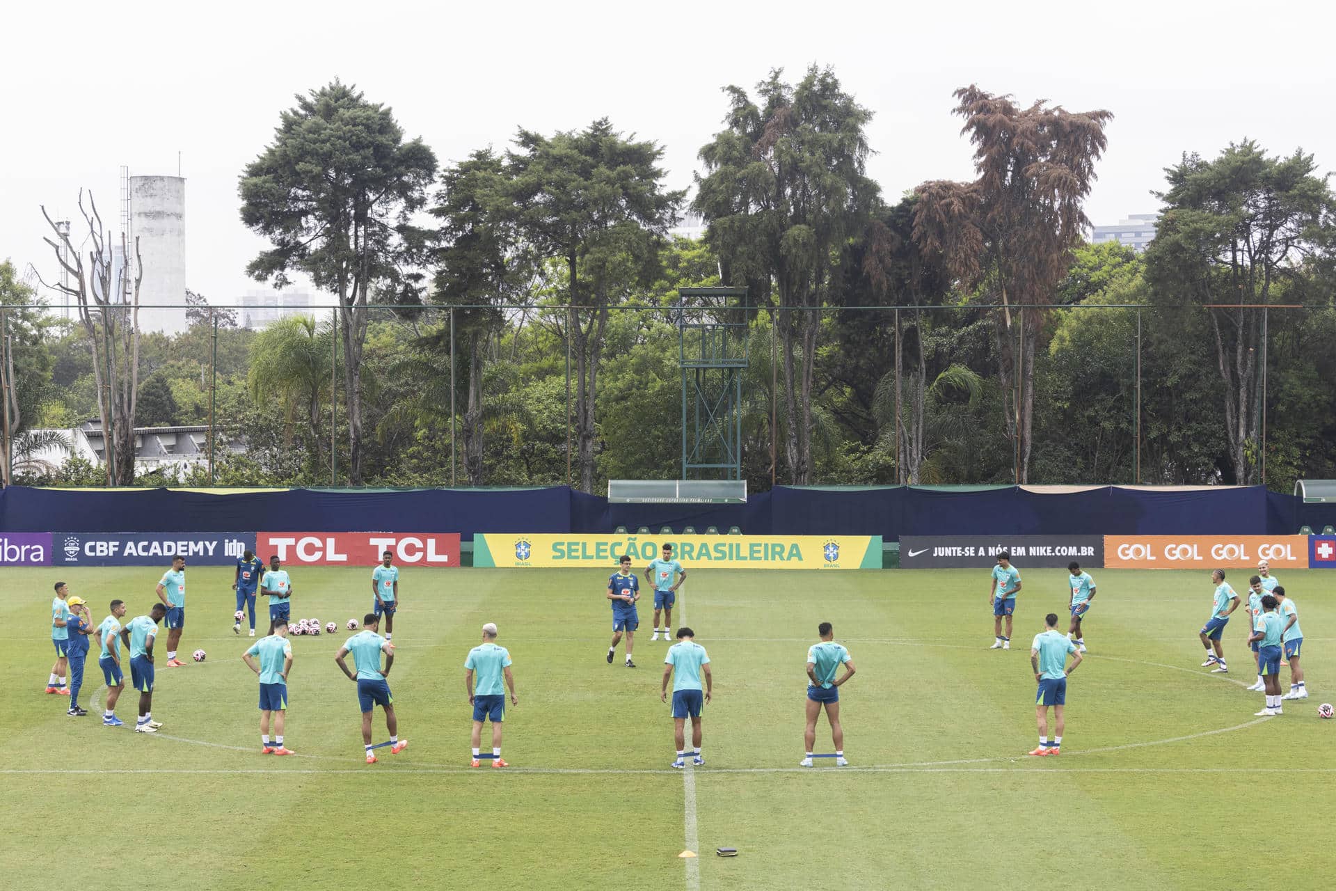 La selección de Brasil cumplió este miércoles en Sao Paulo su último entrenamiento antes de emprender el viaje a Santiago donde el jueves se enfrentará con la de Chile en un partido crucial para ambos países en las eliminatorias del Mundial de 2026. EFE/ Isaac Fontana