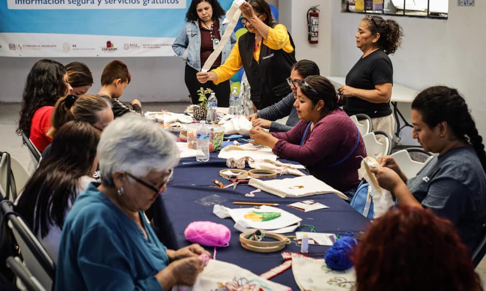 Integrantes de la organización civil Centro 32 participan con migrantes en talleres de costura este viernes en la ciudad de Tijuana, Baja California (México). EFE/Joebeth Terríquez