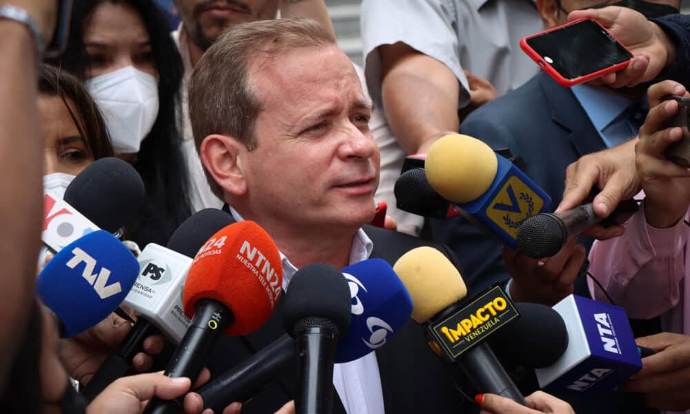 Fotografía de archivo del 18 de mayo de 20224 del opositor venezolano Juan Pablo Guanipa mientras habla con medios de comunicación en Caracas (Venezuela). EFE/ Ronald Peña