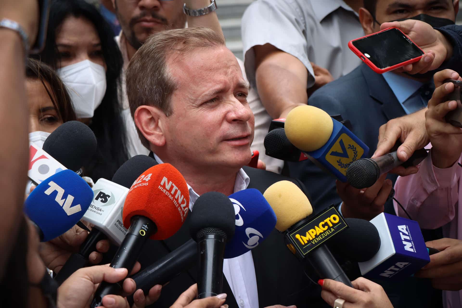 Fotografía de archivo del 18 de mayo de 20224 del opositor venezolano Juan Pablo Guanipa mientras habla con medios de comunicación en Caracas (Venezuela). EFE/ Ronald Peña