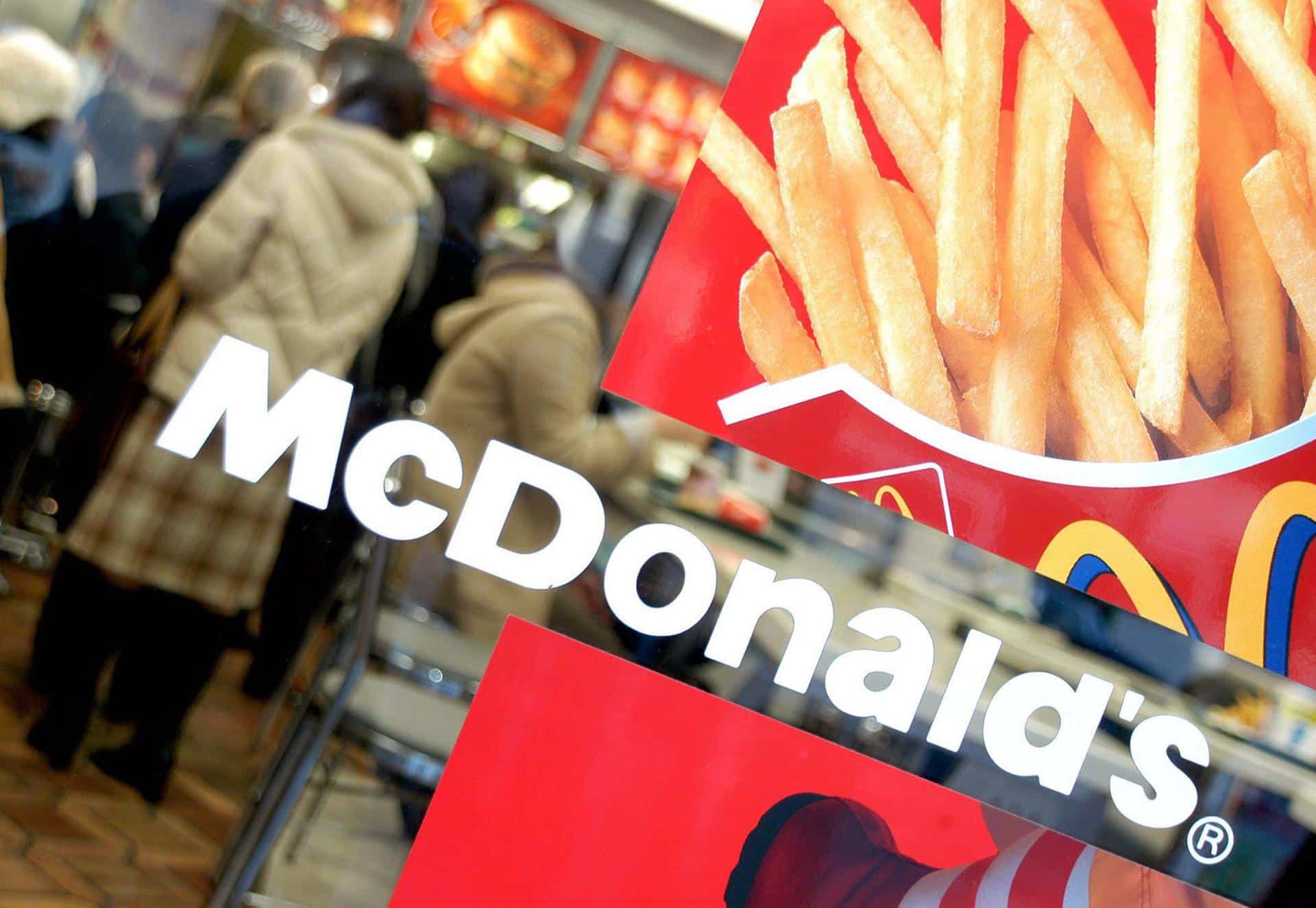 Fotografía de archivo de una tienda del gigante de comida rápida McDonald's. EPA/Andy Rain