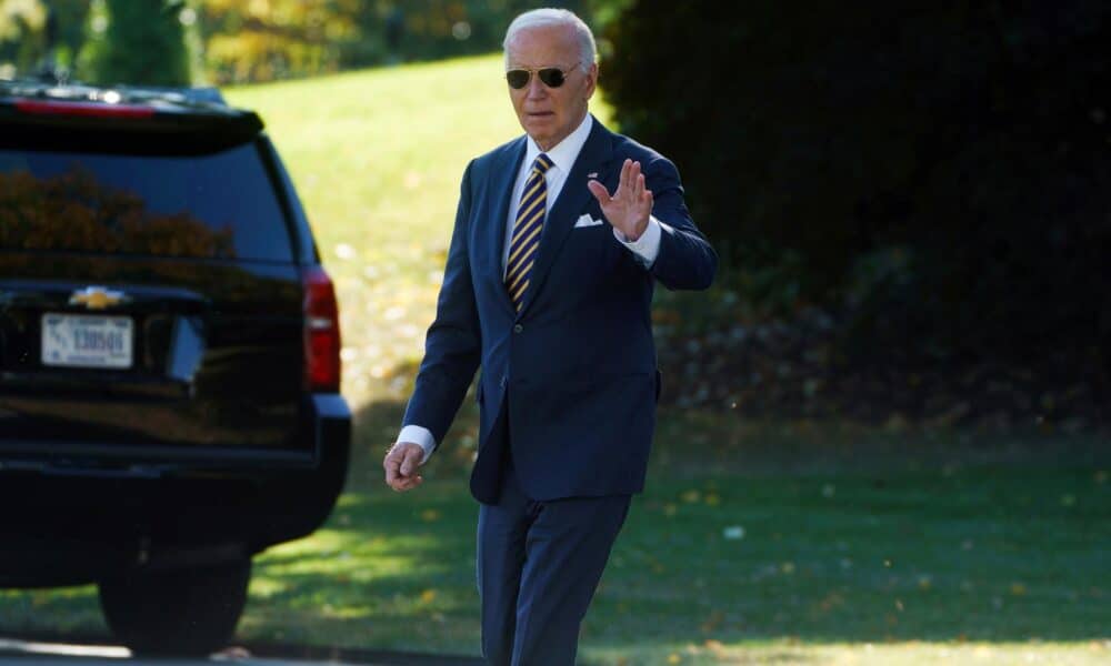 El presidente de Estados Unidos, Joe Biden, votó anticipadamente este lunes 28 de octubre de 2024. EFE/EPA/Will Oliver