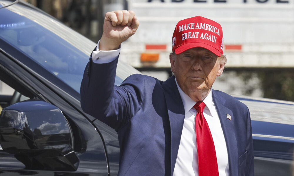 El candidato republicano y expresidente de Estados Unidos, Donald Trump, saluda durante un recorrido por Georgia (EE.UU.). EFE/ERIK S. LESSER