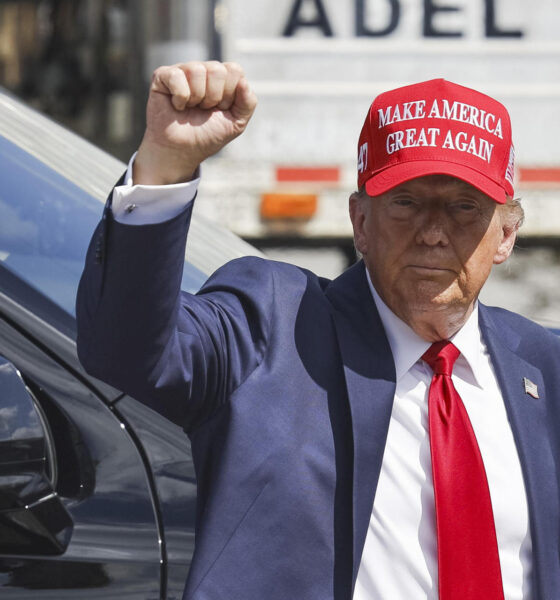 El candidato republicano y expresidente de Estados Unidos, Donald Trump, saluda durante un recorrido por Georgia (EE.UU.). EFE/ERIK S. LESSER