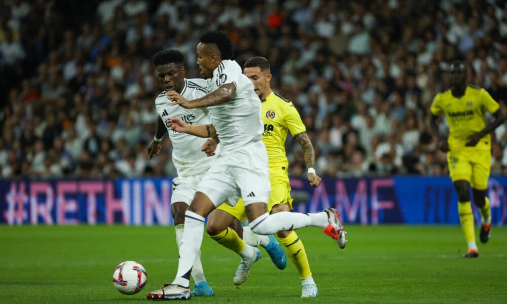 Los jugadores del Real Madrid Aurelien Tchouameni (i) y Eder Militao (2i). EFE/Zipi Aragón