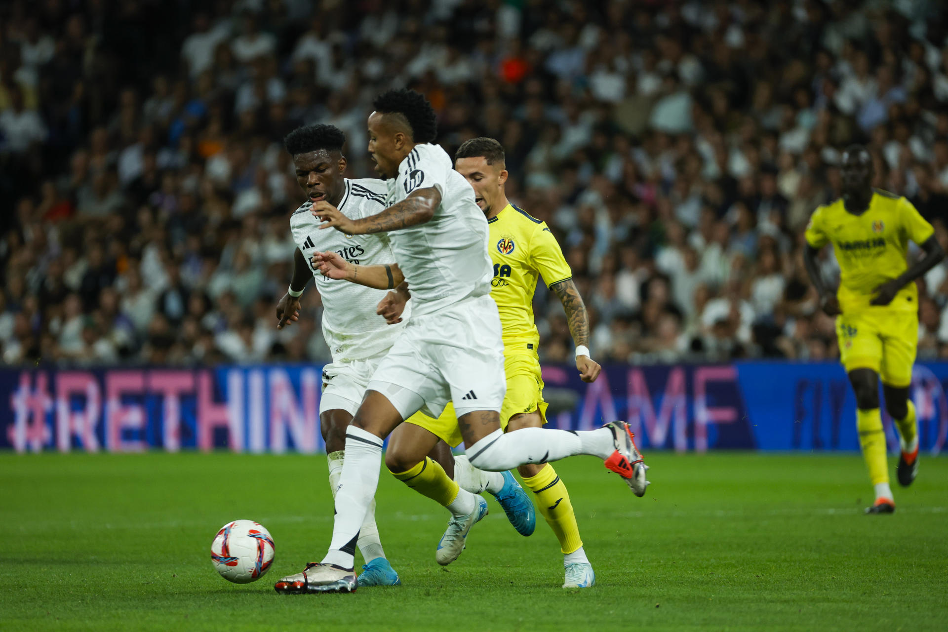 Los jugadores del Real Madrid Aurelien Tchouameni (i) y Eder Militao (2i). EFE/Zipi Aragón