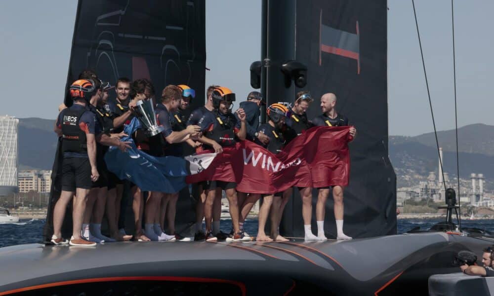 La tripulación del barco INEOS Britannia (GBR), celebra su victoria en la sexta jornada (mangas 10 y 11), de la final de la Copa Louis Vuitton (6-4), contra el Prada Luna Rossa Pirelli (ITA), por lo que se enfrentarán en la final al Emirates Team New Zealand por la Copa del América. EFE/ Toni Albir