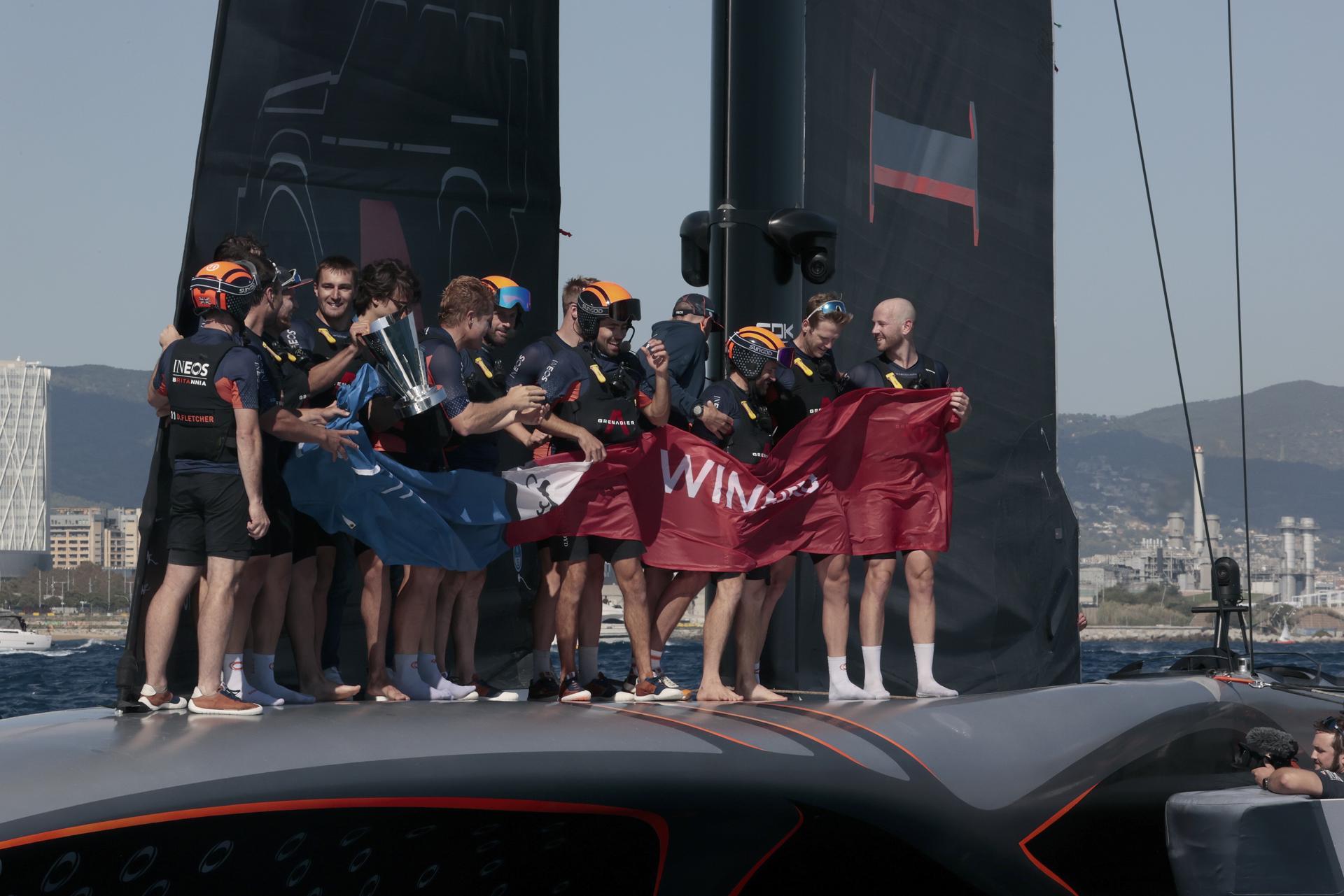 La tripulación del barco INEOS Britannia (GBR), celebra su victoria en la sexta jornada (mangas 10 y 11), de la final de la Copa Louis Vuitton (6-4), contra el Prada Luna Rossa Pirelli (ITA), por lo que se enfrentarán en la final al Emirates Team New Zealand por la Copa del América. EFE/ Toni Albir