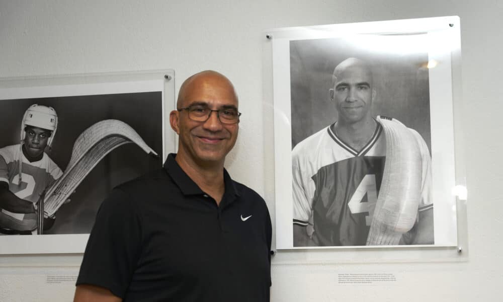 Fotografía cedida por The Jai-Alai Network del exjugador de Jai-Alai, Benjamin 'Benny' Bueno, posando junto a un retrato suyo exhibido durante la inauguración de la exposición '100 años de Jai Alai en Miami' el 29 de agosto de 2024,en Miami, Florida (EE. UU). EFE/The Jai-Alai Network /SOLO USO EDITORIAL /NO VENTAS /SOLO DISPONIBLE PARA ILUSTRAR LA NOTICIA QUE ACOMPAÑA /CRÉDITO OBLIGATORIO