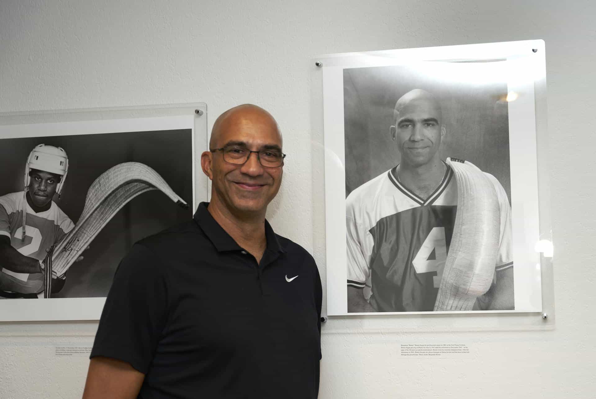 Fotografía cedida por The Jai-Alai Network del exjugador de Jai-Alai, Benjamin 'Benny' Bueno, posando junto a un retrato suyo exhibido durante la inauguración de la exposición '100 años de Jai Alai en Miami' el 29 de agosto de 2024,en Miami, Florida (EE. UU). EFE/The Jai-Alai Network /SOLO USO EDITORIAL /NO VENTAS /SOLO DISPONIBLE PARA ILUSTRAR LA NOTICIA QUE ACOMPAÑA /CRÉDITO OBLIGATORIO