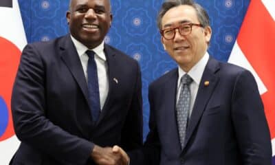 El ministro de Asuntos Exteriores de Corea del Sur, Cho Tae-yul (d), y el ministro de Asuntos Exteriores de Gran Bretaña, David Lammy (d), en el Ministerio de Asuntos Exteriores en Seúl, el 21 de octubre de 2024. EFE/EPA/YONHAP