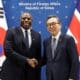 El ministro de Asuntos Exteriores de Corea del Sur, Cho Tae-yul (d), y el ministro de Asuntos Exteriores de Gran Bretaña, David Lammy (d), en el Ministerio de Asuntos Exteriores en Seúl, el 21 de octubre de 2024. EFE/EPA/YONHAP