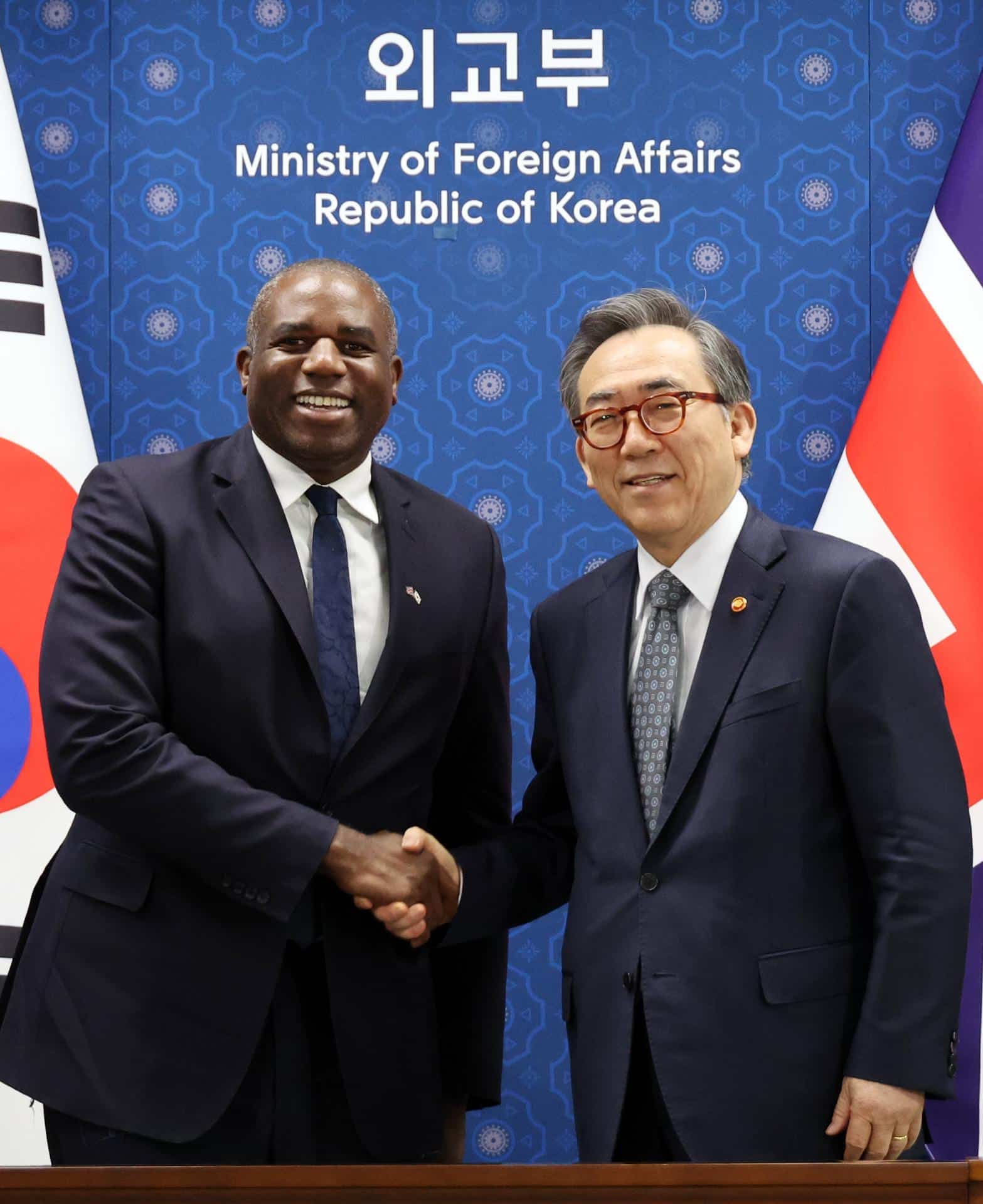 El ministro de Asuntos Exteriores de Corea del Sur, Cho Tae-yul (d), y el ministro de Asuntos Exteriores de Gran Bretaña, David Lammy (d), en el Ministerio de Asuntos Exteriores en Seúl, el 21 de octubre de 2024. EFE/EPA/YONHAP