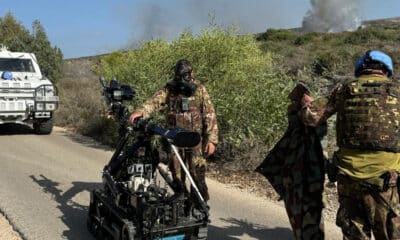 Soldados italianos de la Fuerza Interina de Naciones Unidas en el Líbano (FINUL) han detectado este lunes "una serie de artefactos explosivos incendiarios colocados a lo largo de la carretera que conduce a la base operativa avanzada UNP 1-32A", en el sur del Líbano, informó el Ministerio de Defensa. El hallazgo de la patrulla del contingente italiano de la FINUL llega tras los recientes ataques israelíes a las fuerzas de paz de la ONU que han causado varios heridos y se produjo durante un movimiento logístico de los cascos azules italianos. EFE/ Ministerio de Defensa italiano ***SOLO USO EDITORIAL/SOLO DISPONIBLE PARA ILUSTRAR LA NOTICIA QUE ACOMPAÑA (CRÉDITO OBLIGATORIO)***