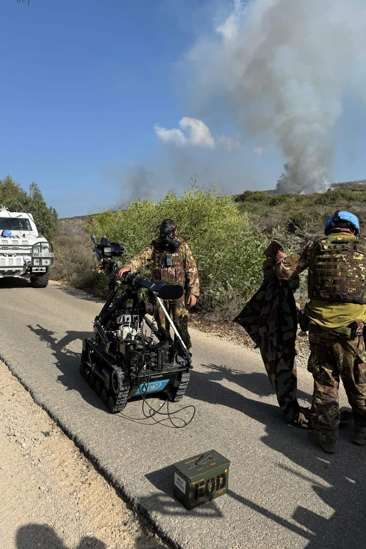 Soldados italianos de la Fuerza Interina de Naciones Unidas en el Líbano (FINUL) han detectado este lunes "una serie de artefactos explosivos incendiarios colocados a lo largo de la carretera que conduce a la base operativa avanzada UNP 1-32A", en el sur del Líbano, informó el Ministerio de Defensa. El hallazgo de la patrulla del contingente italiano de la FINUL llega tras los recientes ataques israelíes a las fuerzas de paz de la ONU que han causado varios heridos y se produjo durante un movimiento logístico de los cascos azules italianos. EFE/ Ministerio de Defensa italiano ***SOLO USO EDITORIAL/SOLO DISPONIBLE PARA ILUSTRAR LA NOTICIA QUE ACOMPAÑA (CRÉDITO OBLIGATORIO)***