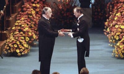 El escritor español Camilo José Cela (i) recibe el Premio Nobel de Literatura de manos del Rey Carlos Gustavo de Suecia. EFE/Archivo