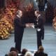 El escritor español Camilo José Cela (i) recibe el Premio Nobel de Literatura de manos del Rey Carlos Gustavo de Suecia. EFE/Archivo