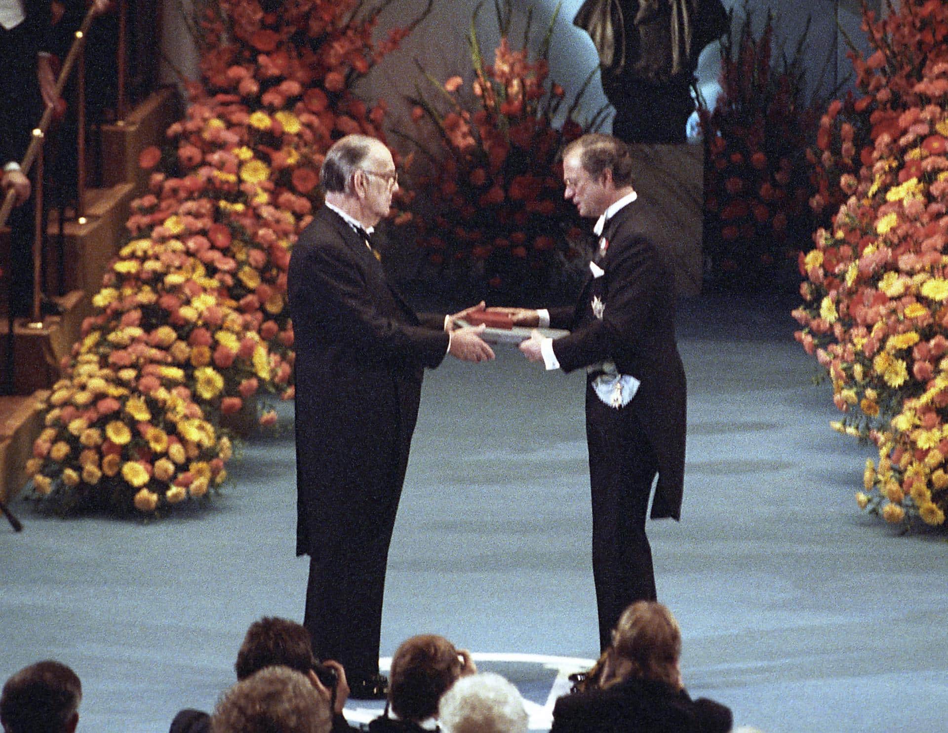 El escritor español Camilo José Cela (i) recibe el Premio Nobel de Literatura de manos del Rey Carlos Gustavo de Suecia. EFE/Archivo