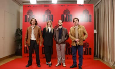 Fotografía de archivo del 23 de octubre de 2023 donde aparece el cantante C Tangana (2d) posando junto a los directores del documental 'Esta ambición desmedida' Santos Bacana (d), Cristina Trenas (2i) y Rogelio González (i), durante la presentación del film en Madrid, España. EFE/Mariscal