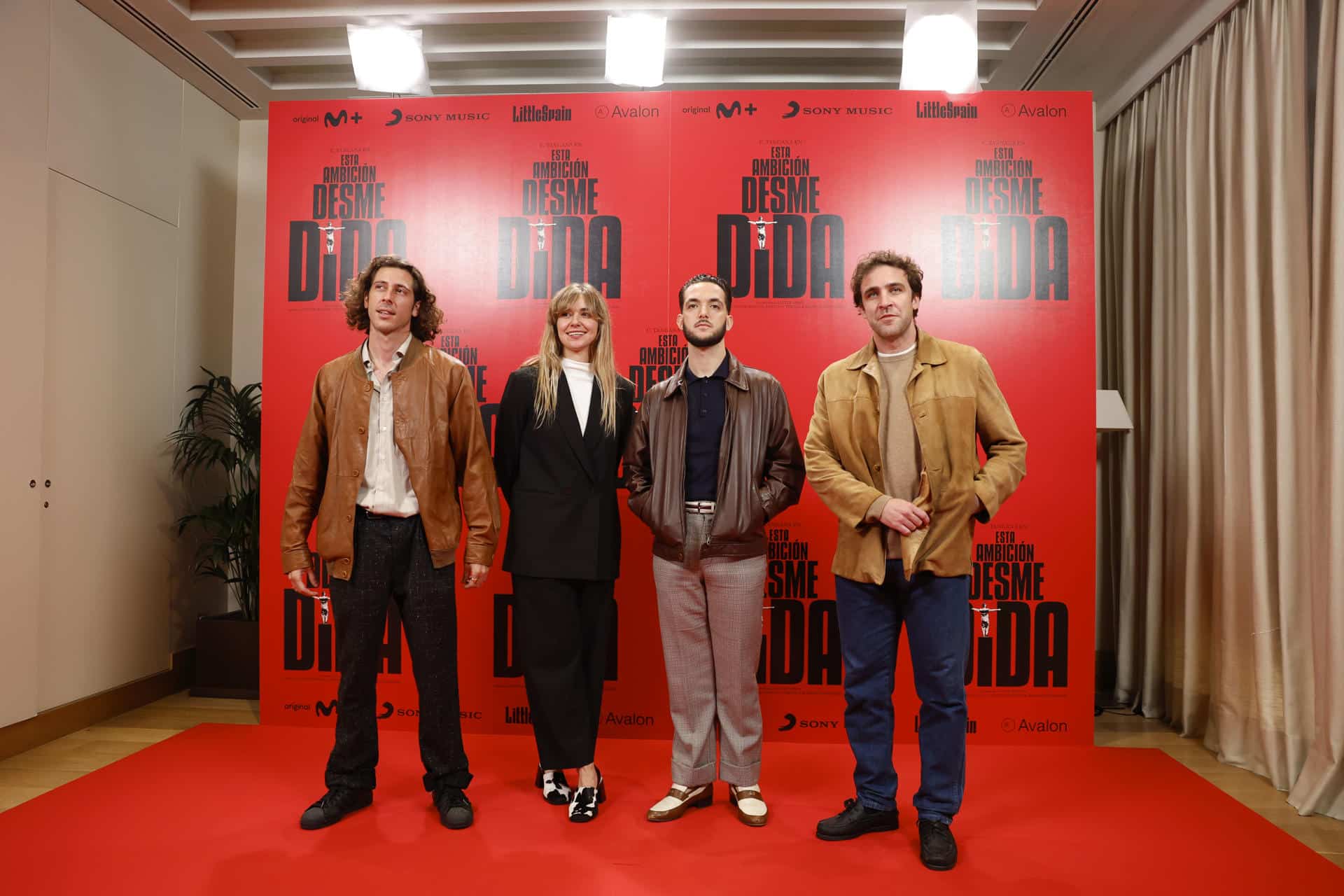 Fotografía de archivo del 23 de octubre de 2023 donde aparece el cantante C Tangana (2d) posando junto a los directores del documental 'Esta ambición desmedida' Santos Bacana (d), Cristina Trenas (2i) y Rogelio González (i), durante la presentación del film en Madrid, España. EFE/Mariscal