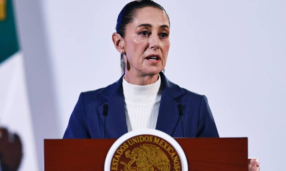 La presidenta de México, Claudia Sheinbaum, habla este miércoles, durante su primer conferencia de prensa, ofrecida en Palacio Nacional de la Ciudad de México (México). EFE/ Sáshenka Gutiérrez