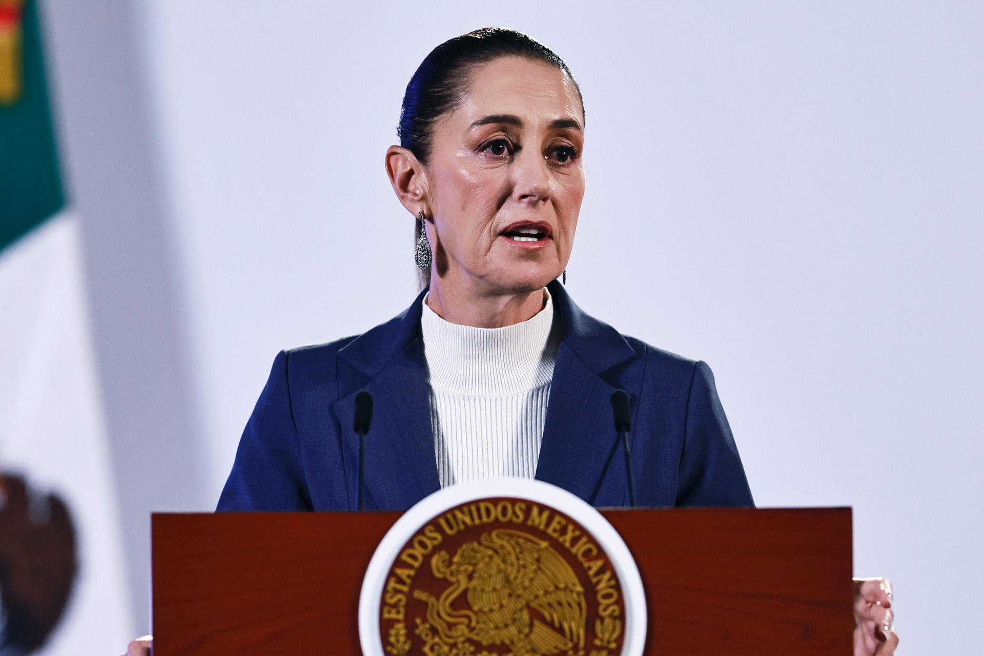 La presidenta de México, Claudia Sheinbaum, habla este miércoles, durante su primer conferencia de prensa, ofrecida en Palacio Nacional de la Ciudad de México (México). EFE/ Sáshenka Gutiérrez