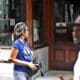 Personas caminan frente a una tienda cerrada por la falta de electricidad este viernes, en La Habana (Cuba). EFE/ Ernesto Mastrascusa