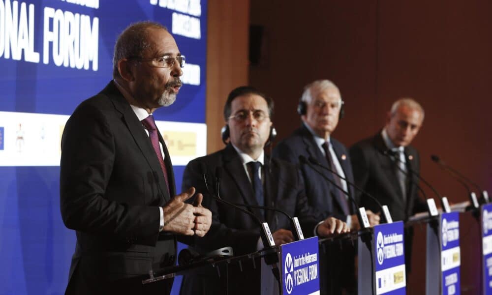 GRAFCAT9879. BARCELONA (ESPAÑA), 28/10/2024.-El Alto Representante de Asuntos Exteriores y Política de Seguridad de la UE, Josep Borrell (2d), y el ministro de Asunto Exteriores español, José Manuel Albares (2i), junto al viceprimer ministro y ministro de Asuntos Exteriores jordano, Ayman Safadi (i), y el secretario general de la UpM, Nasser Kamel (d), atienden a los medios de comunicación al término del 9º Foro Regional de la Unión por el Mediterráneo que se celebra en Barcelona. EFE/ Quique García