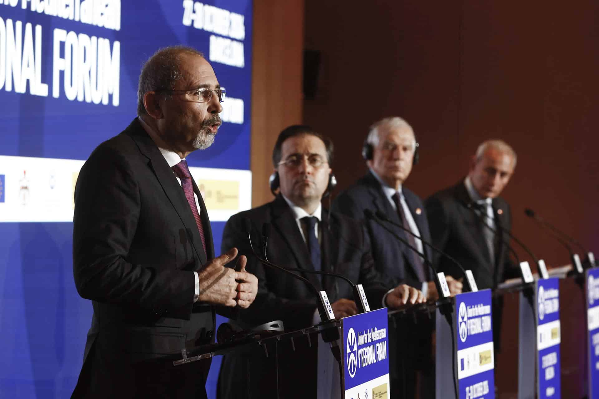 GRAFCAT9879. BARCELONA (ESPAÑA), 28/10/2024.-El Alto Representante de Asuntos Exteriores y Política de Seguridad de la UE, Josep Borrell (2d), y el ministro de Asunto Exteriores español, José Manuel Albares (2i), junto al viceprimer ministro y ministro de Asuntos Exteriores jordano, Ayman Safadi (i), y el secretario general de la UpM, Nasser Kamel (d), atienden a los medios de comunicación al término del 9º Foro Regional de la Unión por el Mediterráneo que se celebra en Barcelona. EFE/ Quique García