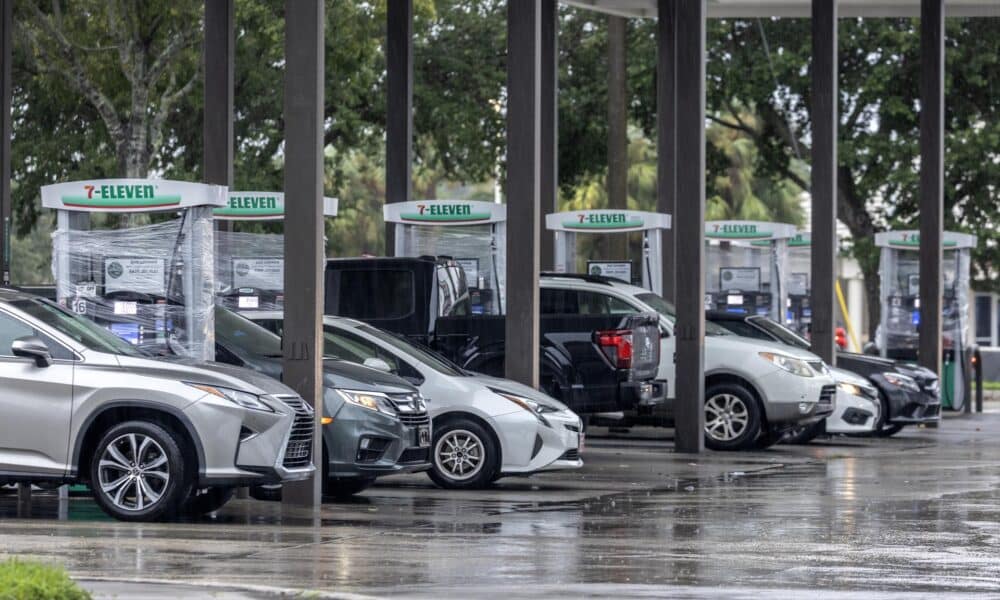 Autos en una gasolinera cerrada mientras la ciudad se prepara para el huracán Milton en Bradenton, Florida. EFE/EPA/CRISTOBAL HERRERA-ULASHKEVICH