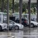 Autos en una gasolinera cerrada mientras la ciudad se prepara para el huracán Milton en Bradenton, Florida. EFE/EPA/CRISTOBAL HERRERA-ULASHKEVICH