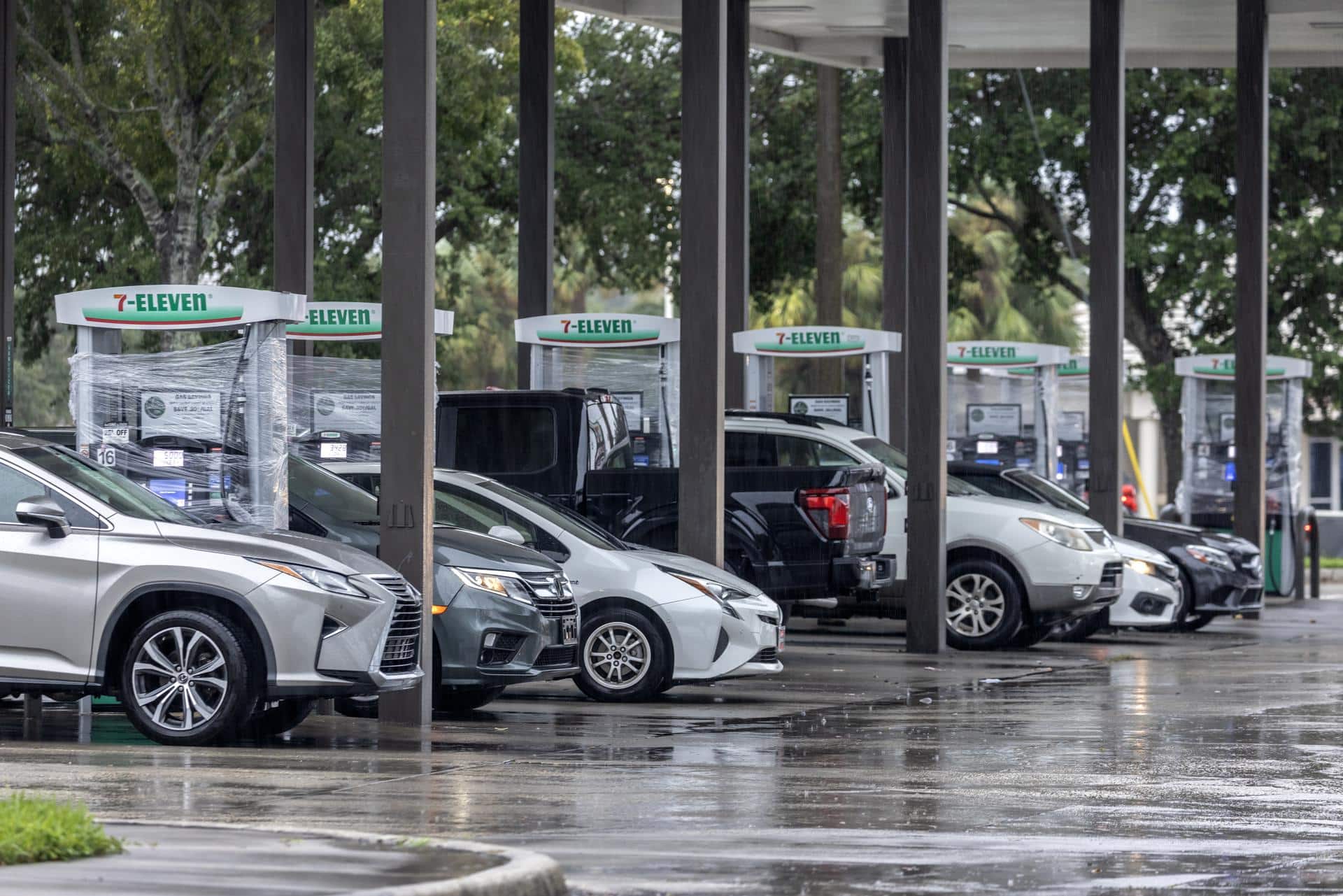 Autos en una gasolinera cerrada mientras la ciudad se prepara para el huracán Milton en Bradenton, Florida. EFE/EPA/CRISTOBAL HERRERA-ULASHKEVICH