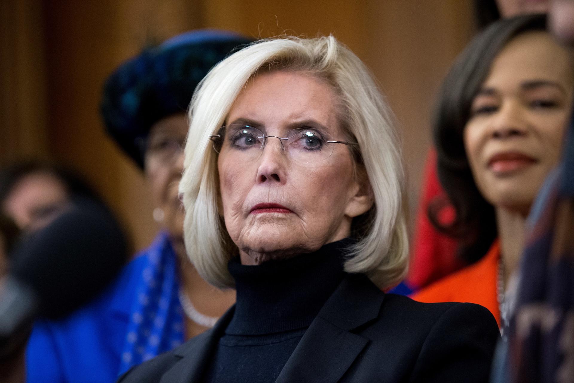 Fotografía de archivo del 30 de enero de 2019 de la activista Lilly Ledbetter, la trabajadora que con su denuncia provocó el cambio de la legislación de la ley de Equidad Salarial en 2009, en un evento junto a miembros demócratas del Congreso y de la organización nacional, en Washington (Estados Unidos). EFE/ Michael Reynolds